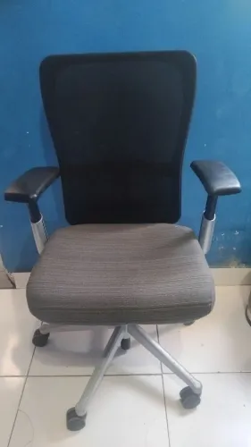 VENDO CADEIRAS PARA ESCRITÓRIO  GIRATÓRIA E ERGONÔMICA E COM AJUSTE DE ALTURA