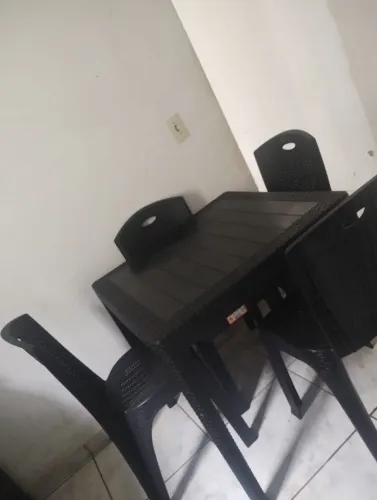 Mesa de jantar com 4 cadeiras