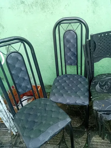 CADEIRAS FERRO 50,00, PLÁSTICO 25,00