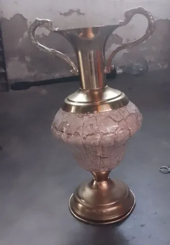 Vaso antigo ánfora dourado com vidro cracolado