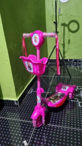 Patinete infantil novo nunca usado com música e luz de Led nas laterais cel *