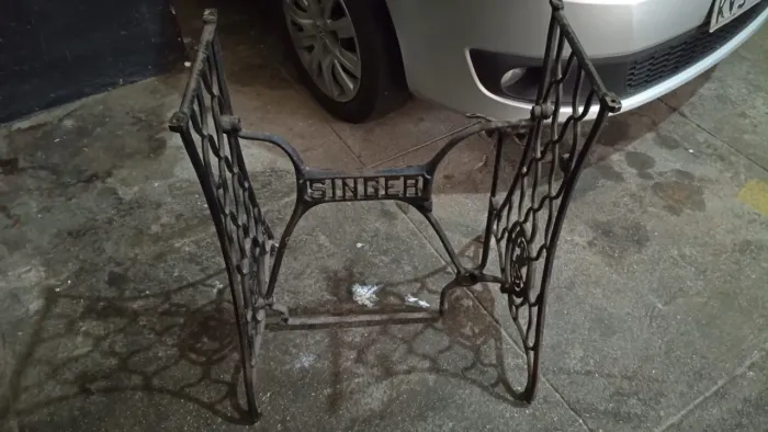 Vendo pé de máquina singer original. Ferro fundido