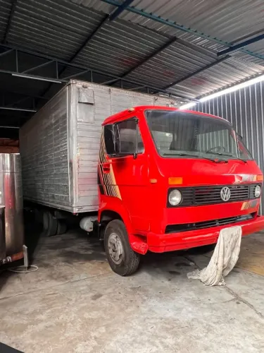 VW 6.90 Ano 1986 - Baú de Alumínio