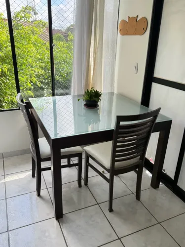 Mesa de jantar de madeira maciça com tampo de vidro + 4cadeiras