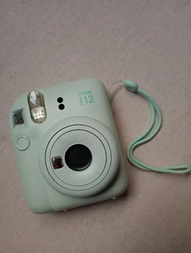 Câmera Instax Mini 12, novíssima e com 20 filmes e pilhas