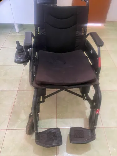 Vende-se cadeira de rodas elétrica do modelo D800 da marca dellamed