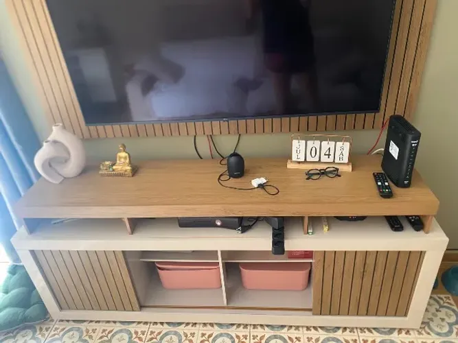 Rack com painel para TV (Com marcas de uso).