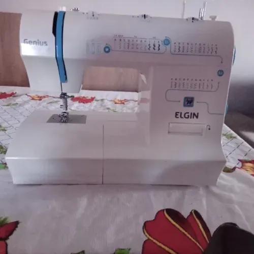 Máquina de costura elgin gênios plus