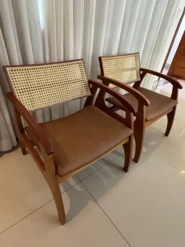 Poltronas de madeira com tela indiana e assento no courino
