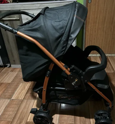 Carrinho de bebê novo