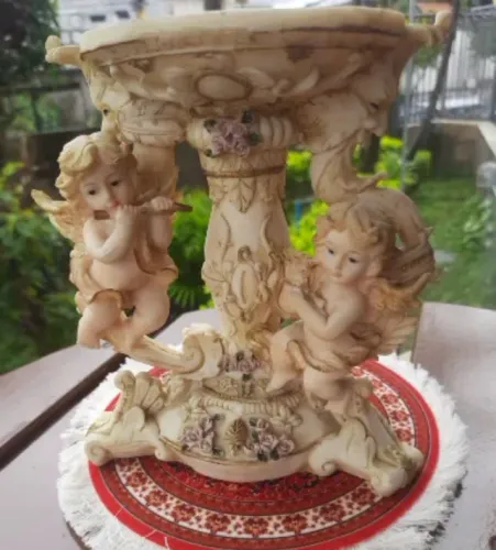 Suporte para vaso ou fruteira antiga em resina com detalhes de anjos 21cm alt