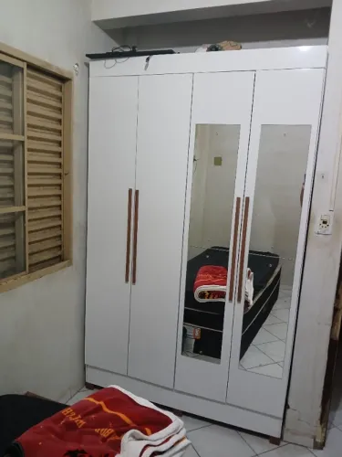 Guarda roupa semi novo 