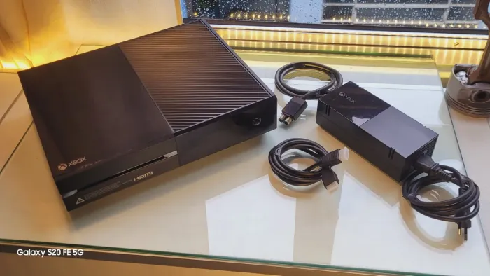 XBOX ONE FAT - 500GB Revisado e Limpo - 2 Controles