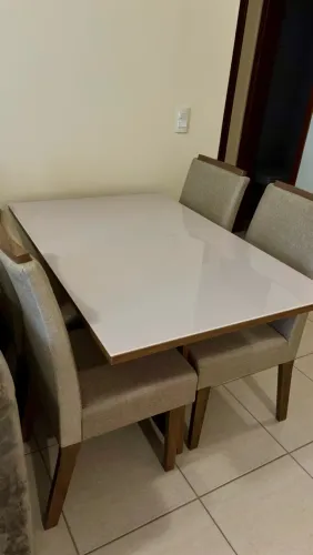 Mesa de Jantar com 4 Cadeiras Estofadas - Tampo Branco