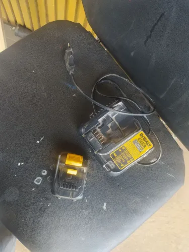 Carregador DeWalt12/24V e bateria DeWalt 12V de parafusadeira