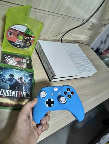 Xbox One S 1TB + 3 Jogos | Resident Evil 2 + Red Dead Redemption + WWE