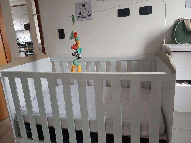 Berço americano vira mini cama com colchão