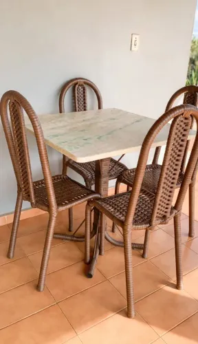 Conjunto mesa com quatro cadeiras de fibra mais mármore R$550
