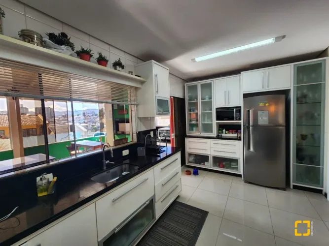 Casa 4 dorms, com piscina na Agronômica