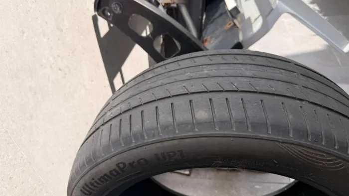 Vendo pneu 245/45/18
