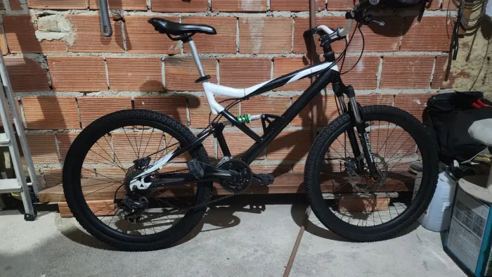 Bike Caloi full. freios hidraulico shimano.