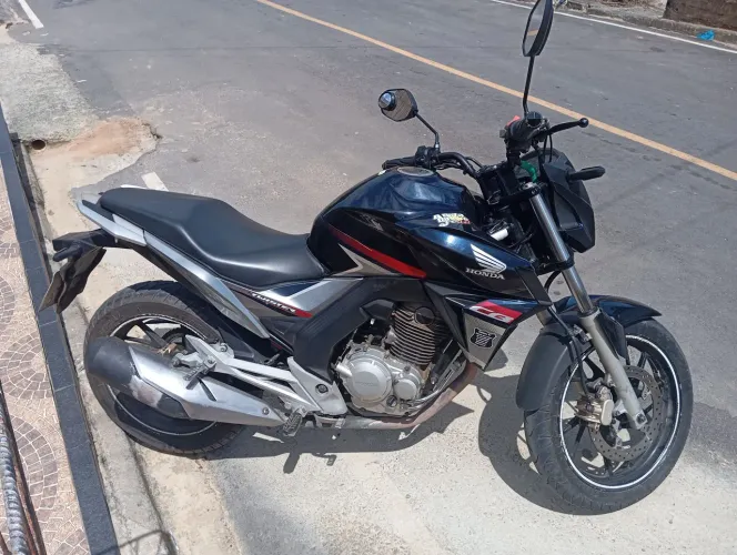 Vendo uma moto Twister com azul escuro ano 2018