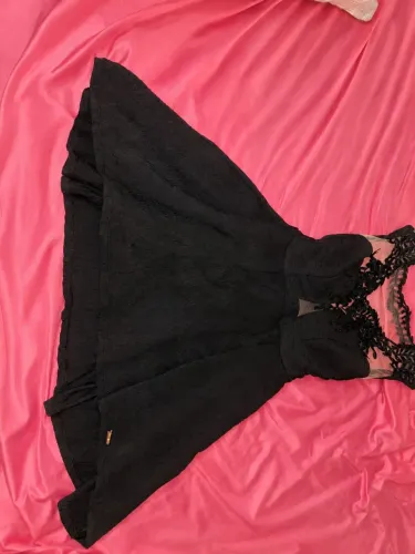 Vestido preto curto com detalhes em renda 