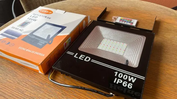 Refletor LED RGB 100W Bivolt IP66 com Controle Remoto