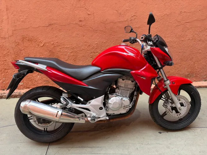 CB 300F ANO 2014 SEM DETALHES BAIXO KM