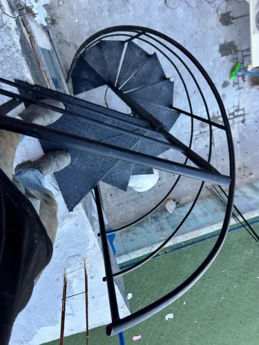Escadas caracol 600 reais já instalada ?