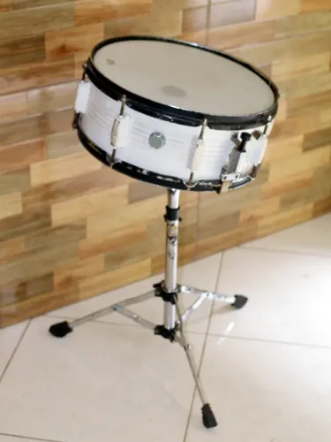 Caixa de bateria c estande. Aceito troca.