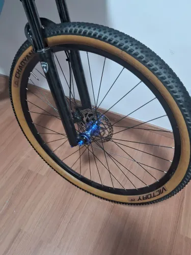 Vendo par de pneus com as câmara e com as folhas e os raios