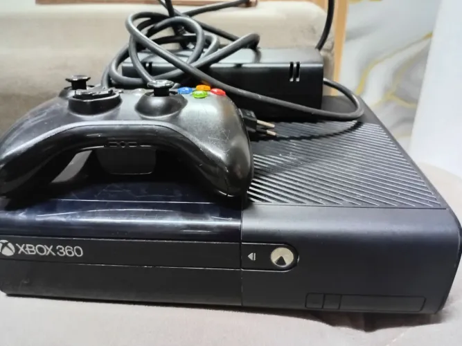Xbox 360 Slim original (usado e bloqueado) + controle + fonte e fio da fonte