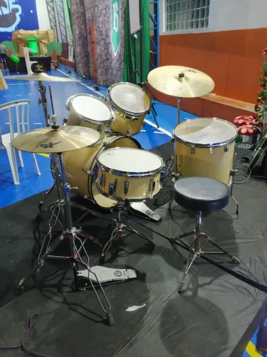 Bateria Nagano e pratos Sabian