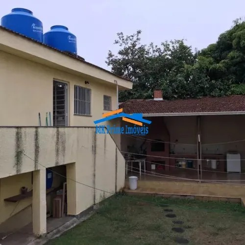 Casa Térrea com 3 Dorm. sendo 1 Suíte - 5 Vagas - Quintal Amplo