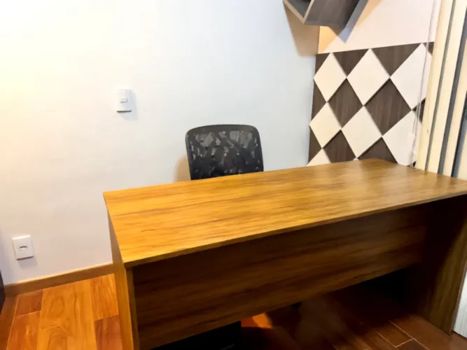 Mesa escrivaninha imita madeira de MDP