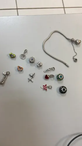 Pulseira com berloques Vivara