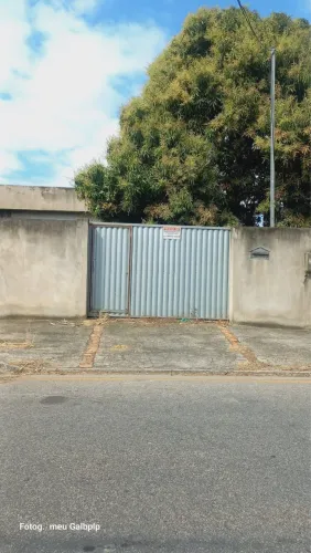 Terreno murado com água e luz ligados + casa antiga para reforma ou demolição