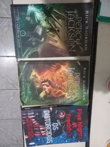 3 Livros Juvenil: Percy Jackson Vol. 1 e 2 + FNAF: Os Distorcido