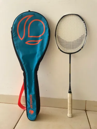 Raquete Badminton Artengo + Capa protetora