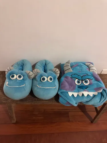 Macacão e pantufa Sulivan Monstros SA