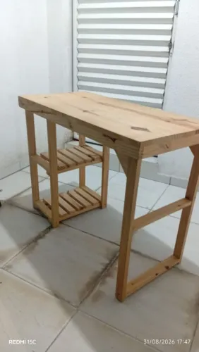 Mesa de estudo bem nova