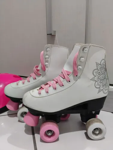 Patins Feminino + Capacete 