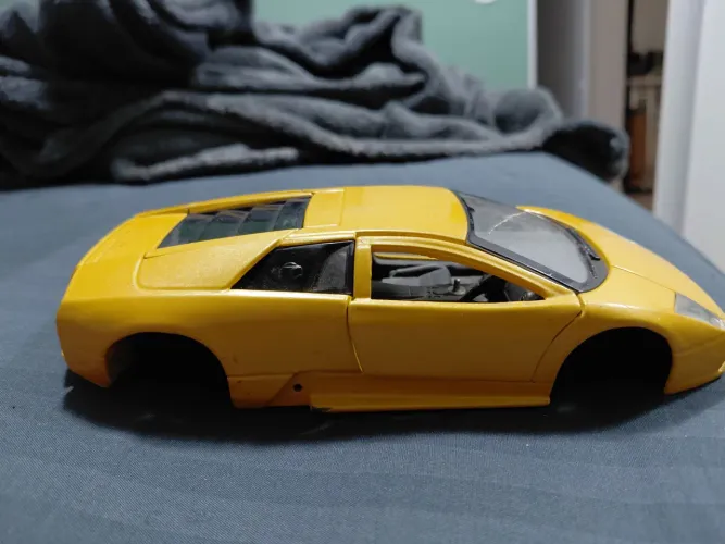 Vende_se lamborghini 1/24 sucata pra restauro usar peças ou fazer diorama