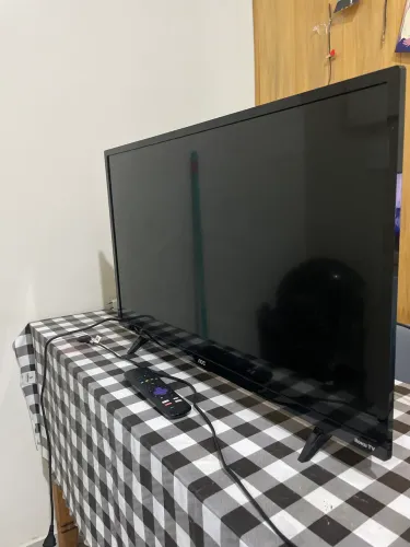 TV SMART ROKU 32 POLEGADAS , COM DEFEITO NA TELA. Acompanha controle.