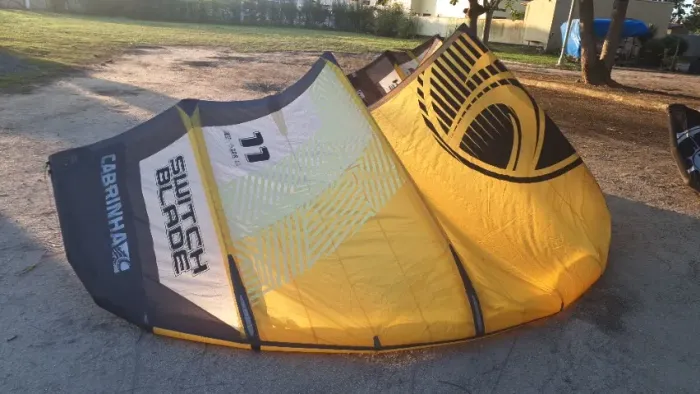 Kite Cabrinha Switchblade 11m + bomba + trapézio com leash + prancha Airush