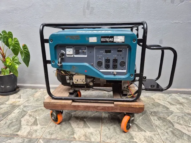 Gerador de Energia Makita 7,8 kVA a Gasolina - Funcionando