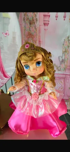 Boneca Animator Aurora com vestido especial