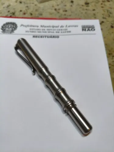 Caneta tinteiro em aço inoxidável pena fina macia e muito elegante.