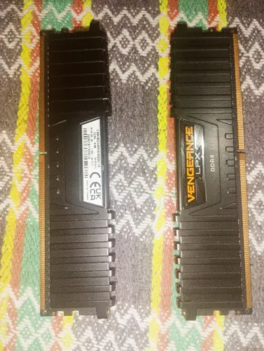 Vendo kit de memória RAM Corsair Vengeance LPX 16GB (2x8GB) DDR4 3000MHz.